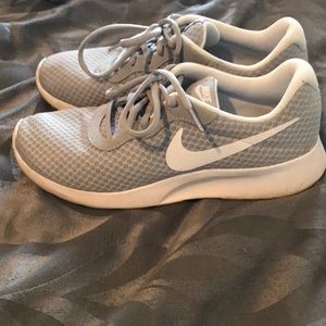 Women’s Nike tennis shoes